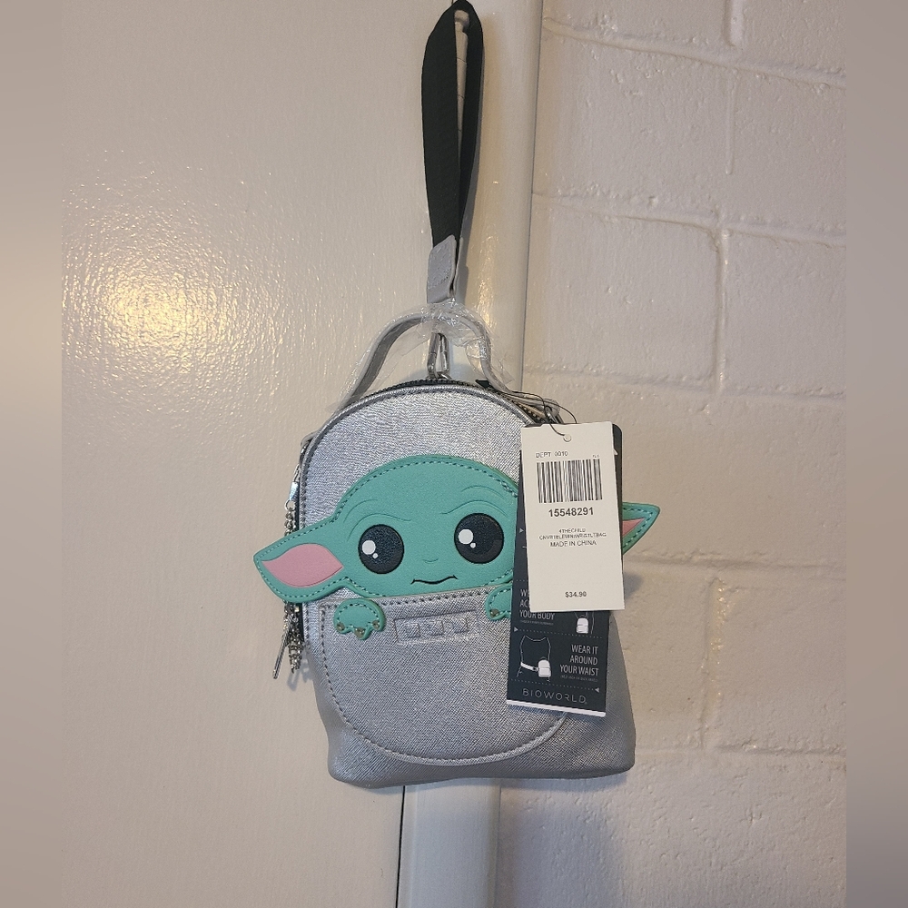 NWT Star Wars Mandalorian Baby Yoda Mini Wristlet Silver Bag W Crossbody Chain